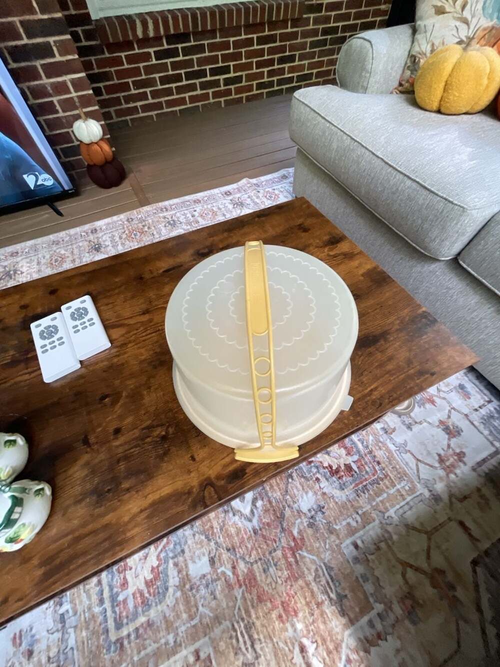 Tupperware Vintage Cake Taker Carrier Harvest Gold Handle
